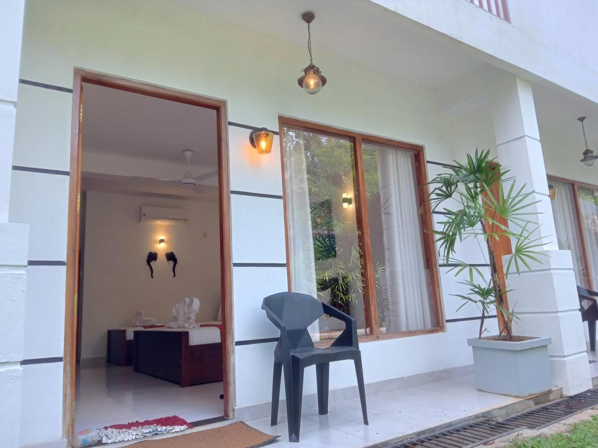 White Rose Safari Home Stay Udawalawe Exterior photo